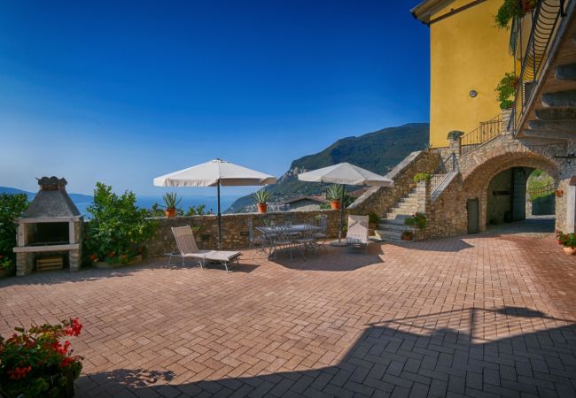 Ferienwohnung in Tignale - Rustico Kristi - Theater Home, mit wunderschönem Seeblick Ferienwohnung in Tignale - Rustico Kristi - Theater Home, mit wunderschönem Seeblick