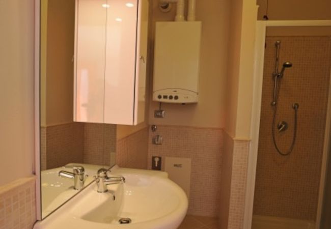 Ferienwohnung in Tignale - Il Fiore - Theater Home, mit wunderschönem Seeblick. Ferienwohnung in Tignale - Il Fiore - Theater Home, mit wunderschönem Seeblick.