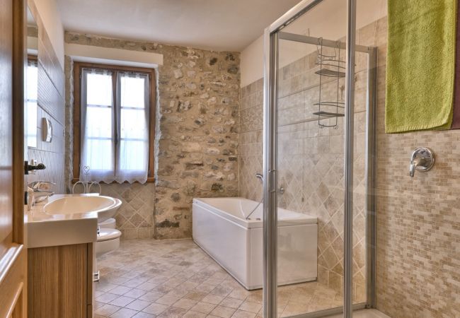 Ferienwohnung in Tignale - Il Grano - Theater Home, mit wunderschönem Seeblick Ferienwohnung in Tignale - Il Grano - Theater Home, mit wunderschönem Seeblick