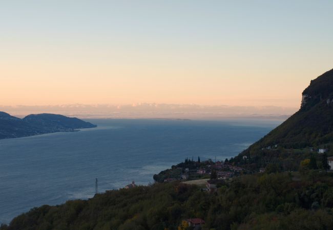 Ferienwohnung in Tignale - Il Patio - Theater Home, mit großem Terrasse und wunderschönem Seeblick Ferienwohnung in Tignale - Il Patio - Theater Home, mit großem Terrasse und wunderschönem Seeblick