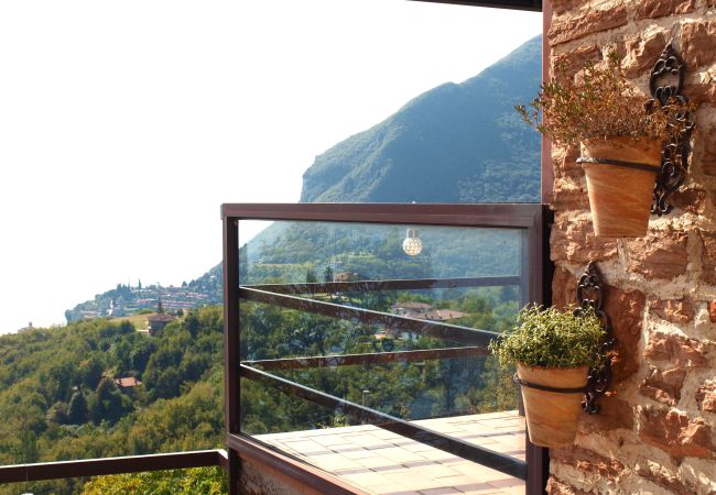 Ferienwohnung in Tignale - Il Patio - Theater Home, mit großem Terrasse und wunderschönem Seeblick Ferienwohnung in Tignale - Il Patio - Theater Home, mit großem Terrasse und wunderschönem Seeblick