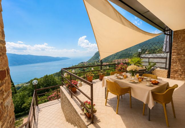 Ferienwohnung in Tignale - Elisa by Theater Home,  mit großer Terrasse und wunderschönem Seeblick