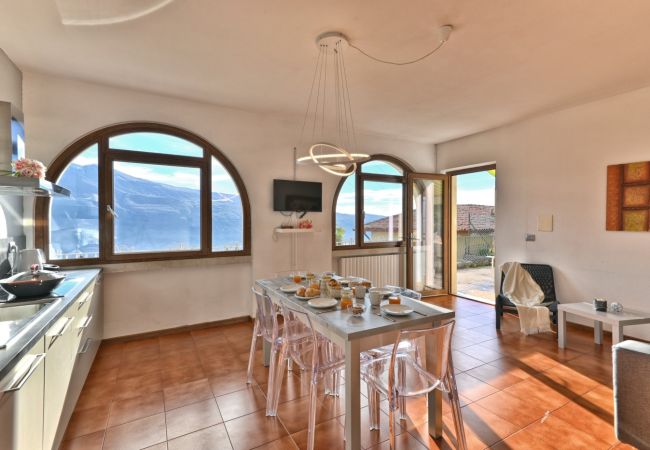 Ferienwohnung in Tignale - Armonia - Theater Home, Wohnung mit zwei Parkplätze und wunderschönem Seeblick Ferienwohnung in Tignale - Armonia - Theater Home, Wohnung mit zwei Parkplätze und wunderschönem Seeblick
