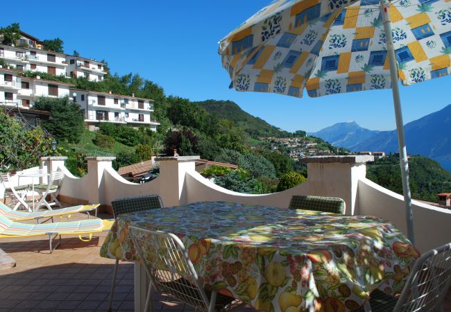 Ferienwohnung in Tignale - Colombo - Theater Home, mit großer Terrasse und wunderschönem Seeblick Ferienwohnung in Tignale - Colombo - Theater Home, mit großer Terrasse und wunderschönem Seeblick