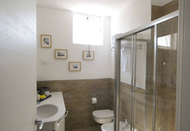 Ferienwohnung in Tignale - Gina - Theater Home, im historischem Zentrum mit wunderschönem Seeblick Ferienwohnung in Tignale - Gina - Theater Home, im historischem Zentrum mit wunderschönem Seeblick