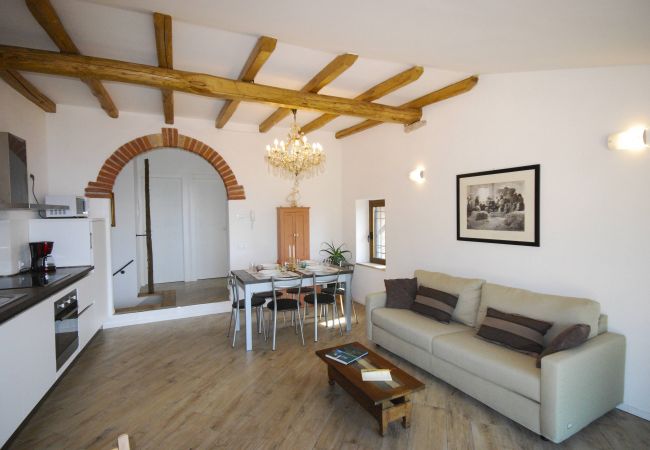 Ferienwohnung in Tignale - Gina - Theater Home, im historischem Zentrum mit wunderschönem Seeblick Ferienwohnung in Tignale - Gina - Theater Home, im historischem Zentrum mit wunderschönem Seeblick