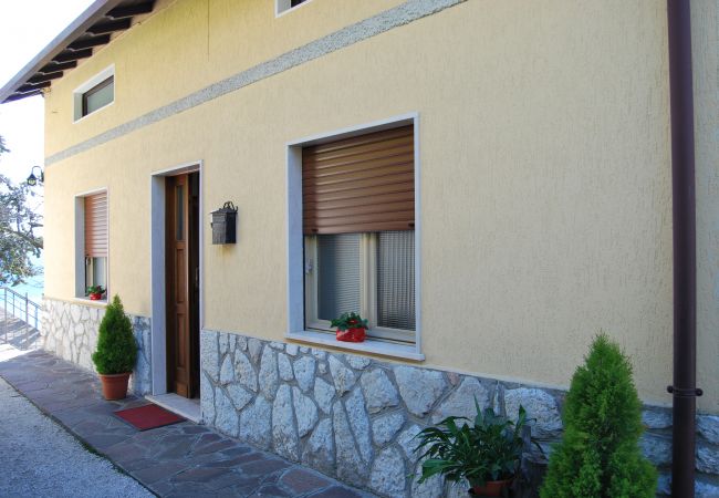 Ferienwohnung in Tignale - Villa Margherita - Theater Home, Wohnung mit wunderschönem Seeblick Ferienwohnung in Tignale - Villa Margherita - Theater Home, Wohnung mit wunderschönem Seeblick