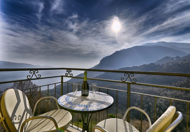 Ferienwohnung in Tignale - Villa Margherita - Theater Home, Wohnung mit wunderschönem Seeblick Ferienwohnung in Tignale - Villa Margherita - Theater Home, Wohnung mit wunderschönem Seeblick