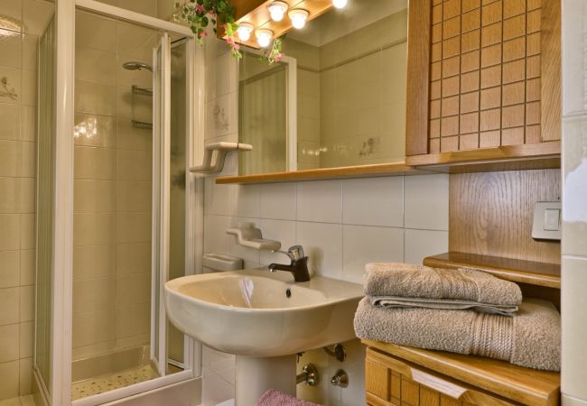 Ferienwohnung in Tignale - Villa Margherita - Theater Home, Wohnung mit wunderschönem Seeblick Ferienwohnung in Tignale - Villa Margherita - Theater Home, Wohnung mit wunderschönem Seeblick