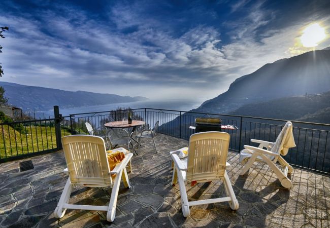 Ferienwohnung in Tignale - Villa Margherita - Theater Home, Wohnung mit wunderschönem Seeblick Ferienwohnung in Tignale - Villa Margherita - Theater Home, Wohnung mit wunderschönem Seeblick