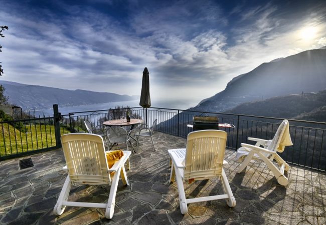 Ferienwohnung in Tignale - Villa Margherita - Theater Home, Wohnung mit wunderschönem Seeblick Ferienwohnung in Tignale - Villa Margherita - Theater Home, Wohnung mit wunderschönem Seeblick