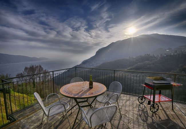 Ferienwohnung in Tignale - Villa Margherita - Theater Home, Wohnung mit wunderschönem Seeblick Ferienwohnung in Tignale - Villa Margherita - Theater Home, Wohnung mit wunderschönem Seeblick