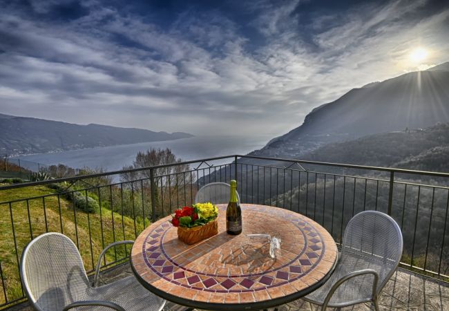 Ferienwohnung in Tignale - Villa Margherita - Theater Home, Wohnung mit wunderschönem Seeblick Ferienwohnung in Tignale - Villa Margherita - Theater Home, Wohnung mit wunderschönem Seeblick