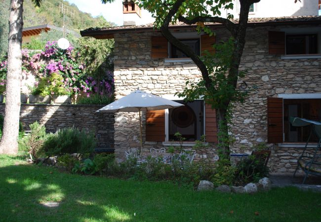Ferienwohnung in Toscolano-Maderno - Rustico Cecina by Theater Home, mit großem und eingezäuntem Garten Ferienwohnung in Toscolano-Maderno - Rustico Cecina by Theater Home, mit großem und eingezäuntem Garten