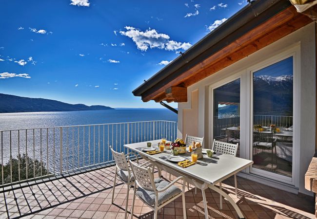 Ferienwohnung in Gargnano - Attico Elais by Theater Home - mit Pool und wunderschönem Seeblick Ferienwohnung in Gargnano - Attico Elais by Theater Home - mit Pool und wunderschönem Seeblick
