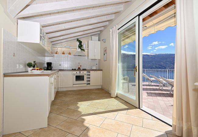Ferienwohnung in Gargnano - Attico Elais by Theater Home - mit Pool und wunderschönem Seeblick Ferienwohnung in Gargnano - Attico Elais by Theater Home - mit Pool und wunderschönem Seeblick