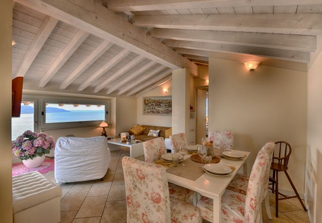 Ferienwohnung in Gargnano - Attico Elais by Theater Home - mit Pool und wunderschönem Seeblick Ferienwohnung in Gargnano - Attico Elais by Theater Home - mit Pool und wunderschönem Seeblick