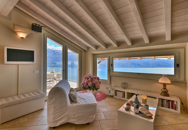 Ferienwohnung in Gargnano - Attico Elais by Theater Home - mit Pool und wunderschönem Seeblick Ferienwohnung in Gargnano - Attico Elais by Theater Home - mit Pool und wunderschönem Seeblick
