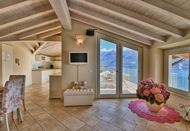 Ferienwohnung in Gargnano - Attico Elais by Theater Home - mit Pool und wunderschönem Seeblick Ferienwohnung in Gargnano - Attico Elais by Theater Home - mit Pool und wunderschönem Seeblick