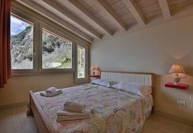 Ferienwohnung in Gargnano - Attico Elais by Theater Home - mit Pool und wunderschönem Seeblick Ferienwohnung in Gargnano - Attico Elais by Theater Home - mit Pool und wunderschönem Seeblick