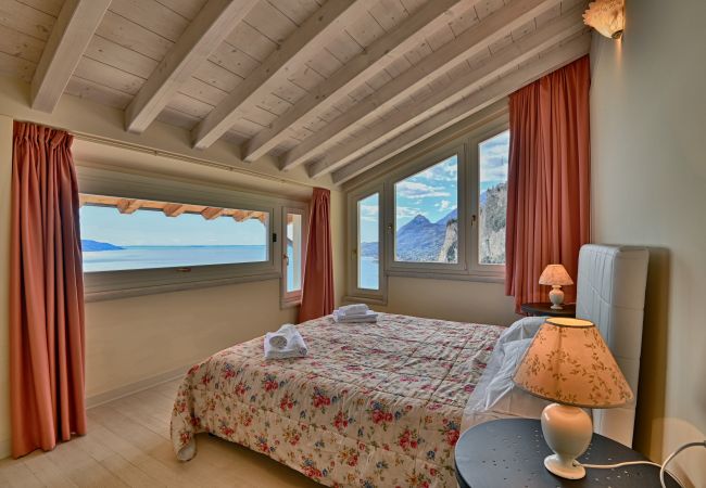 Ferienwohnung in Gargnano - Attico Elais by Theater Home - mit Pool und wunderschönem Seeblick Ferienwohnung in Gargnano - Attico Elais by Theater Home - mit Pool und wunderschönem Seeblick