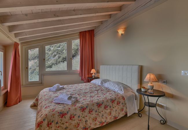 Ferienwohnung in Gargnano - Attico Elais by Theater Home - mit Pool und wunderschönem Seeblick Ferienwohnung in Gargnano - Attico Elais by Theater Home - mit Pool und wunderschönem Seeblick