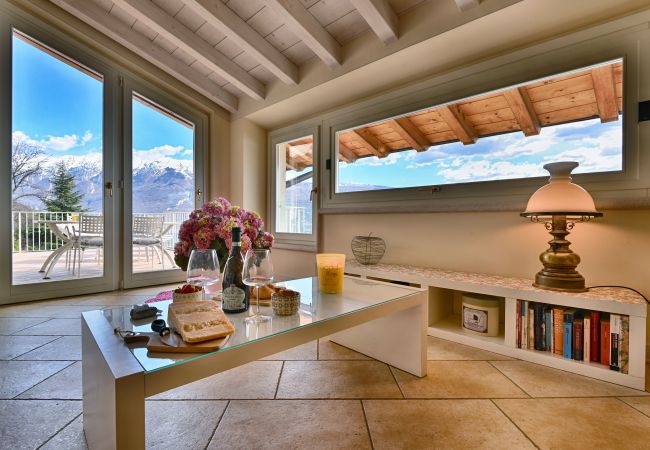 Ferienwohnung in Gargnano - Attico Elais by Theater Home - mit Pool und wunderschönem Seeblick Ferienwohnung in Gargnano - Attico Elais by Theater Home - mit Pool und wunderschönem Seeblick
