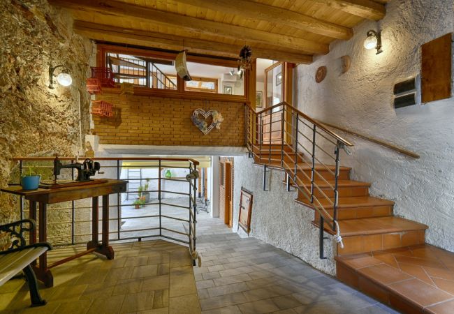 Ferienhaus in Tignale - Rustico Balòt 21 - Theater Home, mit Pool und Seeblick Ferienhaus in Tignale - Rustico Balòt 21 - Theater Home, mit Pool und Seeblick
