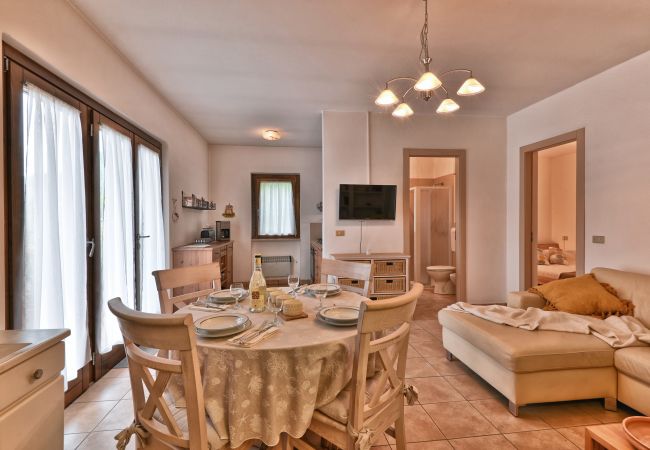 Ferienwohnung in Tignale - Appartamento Il Gufo by Theater Home - mit wunderschönem Seeblick Ferienwohnung in Tignale - Appartamento Il Gufo by Theater Home - mit wunderschönem Seeblick
