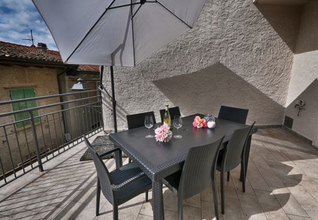 Ferienwohnung in Tignale - Appartamento Stella by Theater Home - mit großem Terrasse und teilweise Seeblick Ferienwohnung in Tignale - Appartamento Stella by Theater Home - mit großem Terrasse und teilweise Seeblick