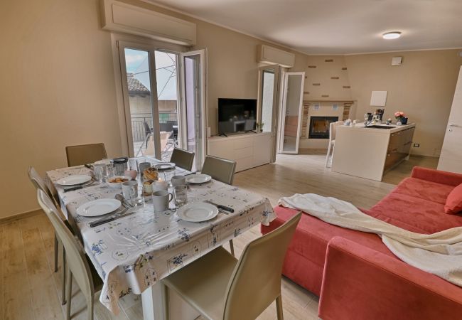Ferienwohnung in Tignale - Appartamento Stella by Theater Home - mit großem Terrasse und teilweise Seeblick Ferienwohnung in Tignale - Appartamento Stella by Theater Home - mit großem Terrasse und teilweise Seeblick