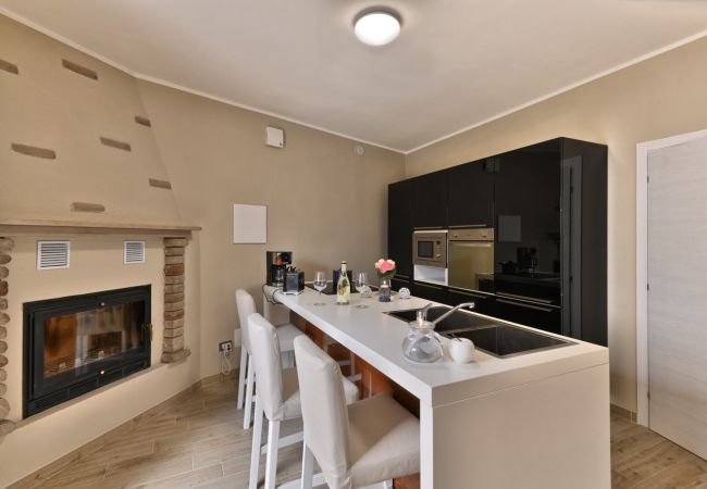 Ferienwohnung in Tignale - Appartamento Stella by Theater Home - mit großem Terrasse und teilweise Seeblick Ferienwohnung in Tignale - Appartamento Stella by Theater Home - mit großem Terrasse und teilweise Seeblick