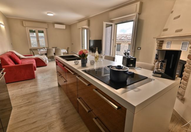 Ferienwohnung in Tignale - Appartamento Stella by Theater Home - mit großem Terrasse und teilweise Seeblick Ferienwohnung in Tignale - Appartamento Stella by Theater Home - mit großem Terrasse und teilweise Seeblick