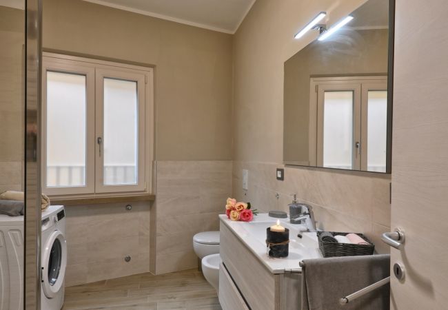 Ferienwohnung in Tignale - Appartamento Stella by Theater Home - mit großem Terrasse und teilweise Seeblick Ferienwohnung in Tignale - Appartamento Stella by Theater Home - mit großem Terrasse und teilweise Seeblick