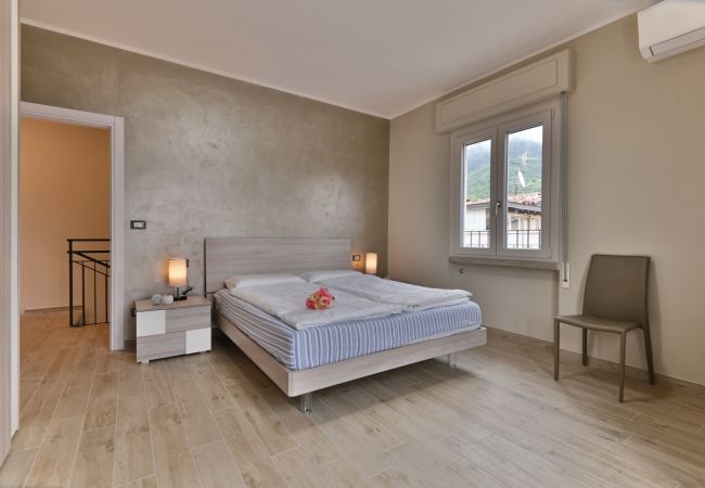 Ferienwohnung in Tignale - Appartamento Stella by Theater Home - mit großem Terrasse und teilweise Seeblick Ferienwohnung in Tignale - Appartamento Stella by Theater Home - mit großem Terrasse und teilweise Seeblick