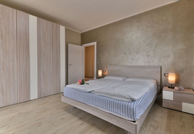 Ferienwohnung in Tignale - Appartamento Stella by Theater Home - mit großem Terrasse und teilweise Seeblick Ferienwohnung in Tignale - Appartamento Stella by Theater Home - mit großem Terrasse und teilweise Seeblick