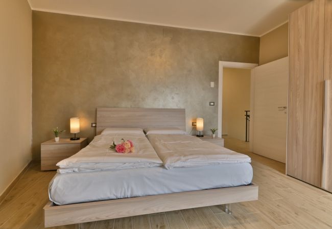 Ferienwohnung in Tignale - Appartamento Stella by Theater Home - mit großem Terrasse und teilweise Seeblick Ferienwohnung in Tignale - Appartamento Stella by Theater Home - mit großem Terrasse und teilweise Seeblick