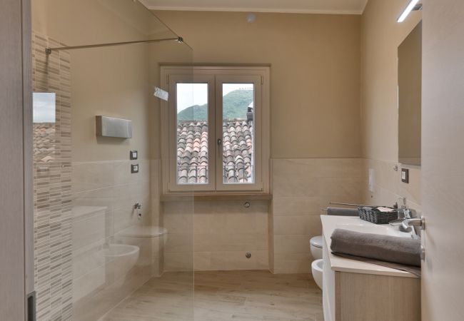 Ferienwohnung in Tignale - Appartamento Stella by Theater Home - mit großem Terrasse und teilweise Seeblick Ferienwohnung in Tignale - Appartamento Stella by Theater Home - mit großem Terrasse und teilweise Seeblick
