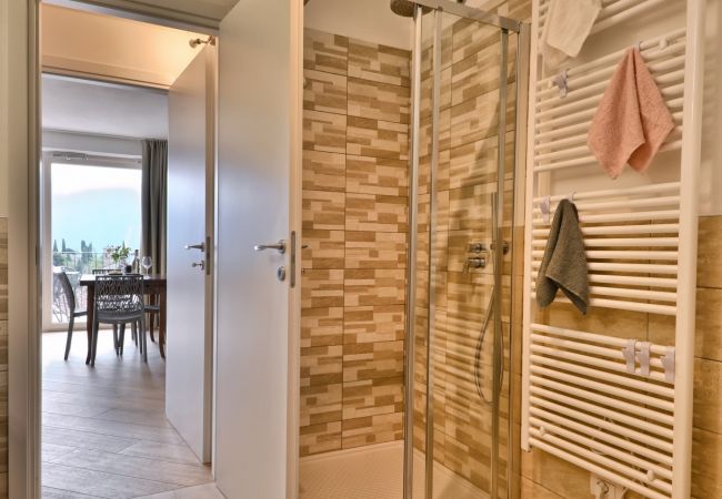 Ferienwohnung in Tignale - Appartamento Lucia by Theater Home - mit großem Balkon und Panoramablick Ferienwohnung in Tignale - Appartamento Lucia by Theater Home - mit großem Balkon und Panoramablick
