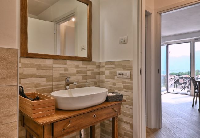 Ferienwohnung in Tignale - Appartamento Lucia by Theater Home - mit großem Balkon und Panoramablick Ferienwohnung in Tignale - Appartamento Lucia by Theater Home - mit großem Balkon und Panoramablick