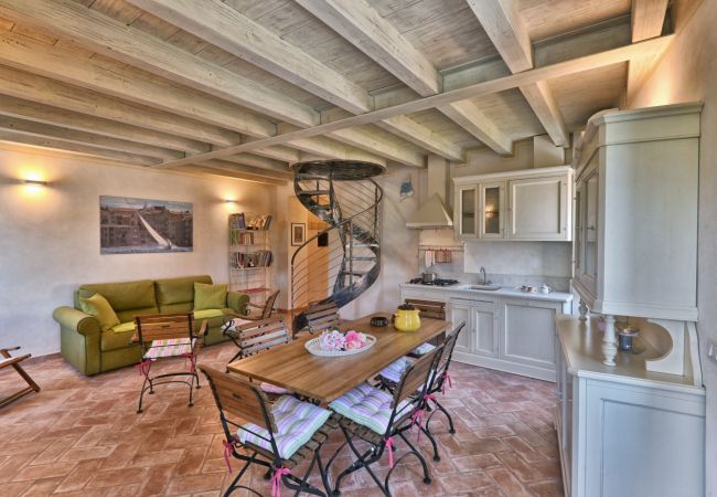 Ferienwohnung in Gargnano - Al Porto Vecchio by Theater Home - mit Parkplatz und wunderschönem Seeblick Ferienwohnung in Gargnano - Al Porto Vecchio by Theater Home - mit Parkplatz und wunderschönem Seeblick