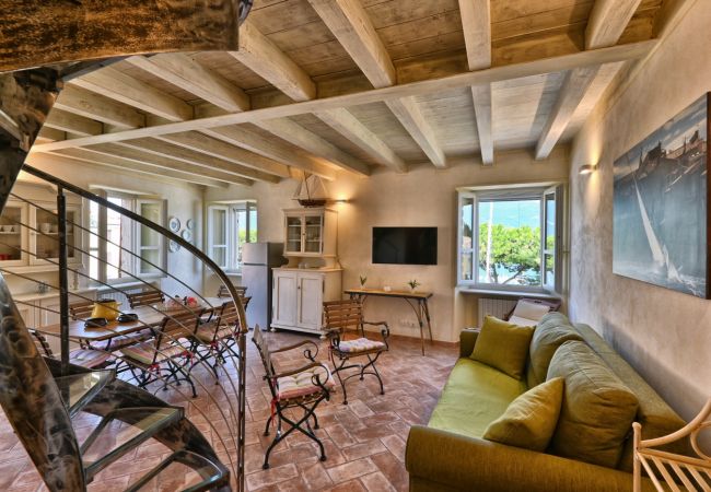 Ferienwohnung in Gargnano - Al Porto Vecchio by Theater Home - mit Parkplatz und wunderschönem Seeblick Ferienwohnung in Gargnano - Al Porto Vecchio by Theater Home - mit Parkplatz und wunderschönem Seeblick