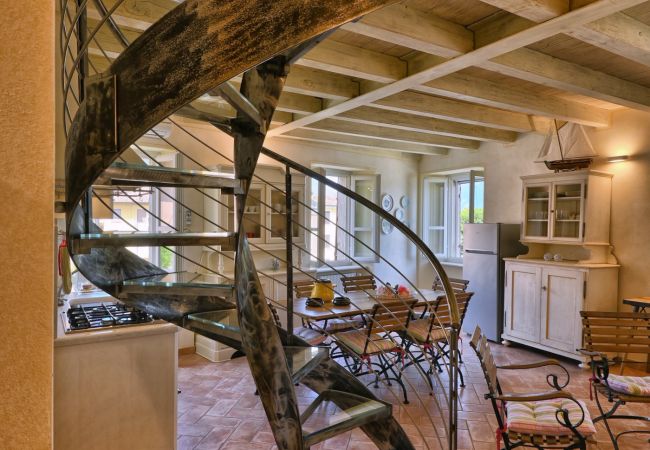 Ferienwohnung in Gargnano - Al Porto Vecchio by Theater Home - mit Parkplatz und wunderschönem Seeblick Ferienwohnung in Gargnano - Al Porto Vecchio by Theater Home - mit Parkplatz und wunderschönem Seeblick