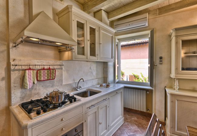 Ferienwohnung in Gargnano - Al Porto Vecchio by Theater Home - mit Parkplatz und wunderschönem Seeblick Ferienwohnung in Gargnano - Al Porto Vecchio by Theater Home - mit Parkplatz und wunderschönem Seeblick