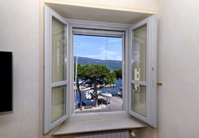 Ferienwohnung in Gargnano - Al Porto Vecchio by Theater Home - mit Parkplatz und wunderschönem Seeblick Ferienwohnung in Gargnano - Al Porto Vecchio by Theater Home - mit Parkplatz und wunderschönem Seeblick