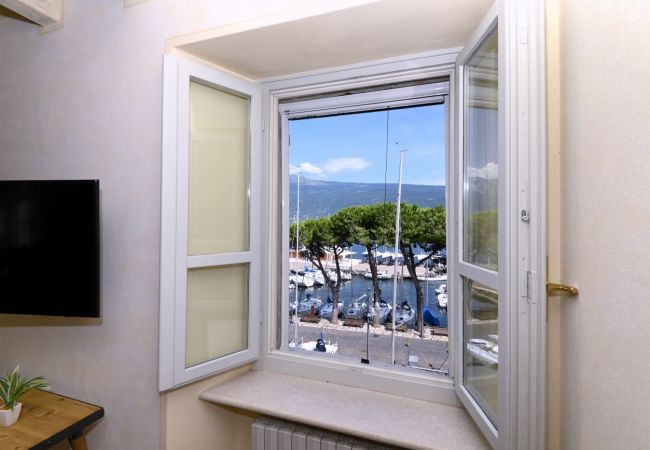 Ferienwohnung in Gargnano - Al Porto Vecchio by Theater Home - mit Parkplatz und wunderschönem Seeblick Ferienwohnung in Gargnano - Al Porto Vecchio by Theater Home - mit Parkplatz und wunderschönem Seeblick