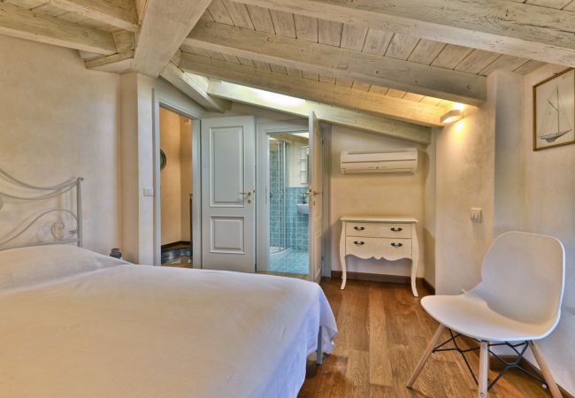 Ferienwohnung in Gargnano - Al Porto Vecchio by Theater Home - mit Parkplatz und wunderschönem Seeblick Ferienwohnung in Gargnano - Al Porto Vecchio by Theater Home - mit Parkplatz und wunderschönem Seeblick