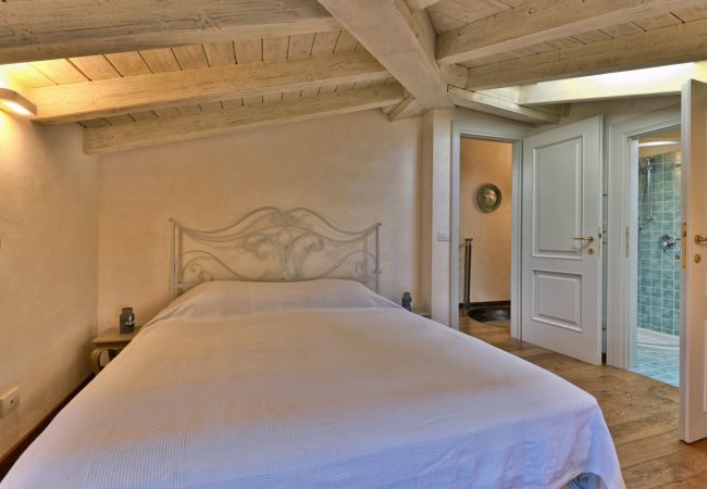 Ferienwohnung in Gargnano - Al Porto Vecchio by Theater Home - mit Parkplatz und wunderschönem Seeblick Ferienwohnung in Gargnano - Al Porto Vecchio by Theater Home - mit Parkplatz und wunderschönem Seeblick