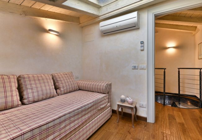 Ferienwohnung in Gargnano - Al Porto Vecchio by Theater Home - mit Parkplatz und wunderschönem Seeblick Ferienwohnung in Gargnano - Al Porto Vecchio by Theater Home - mit Parkplatz und wunderschönem Seeblick