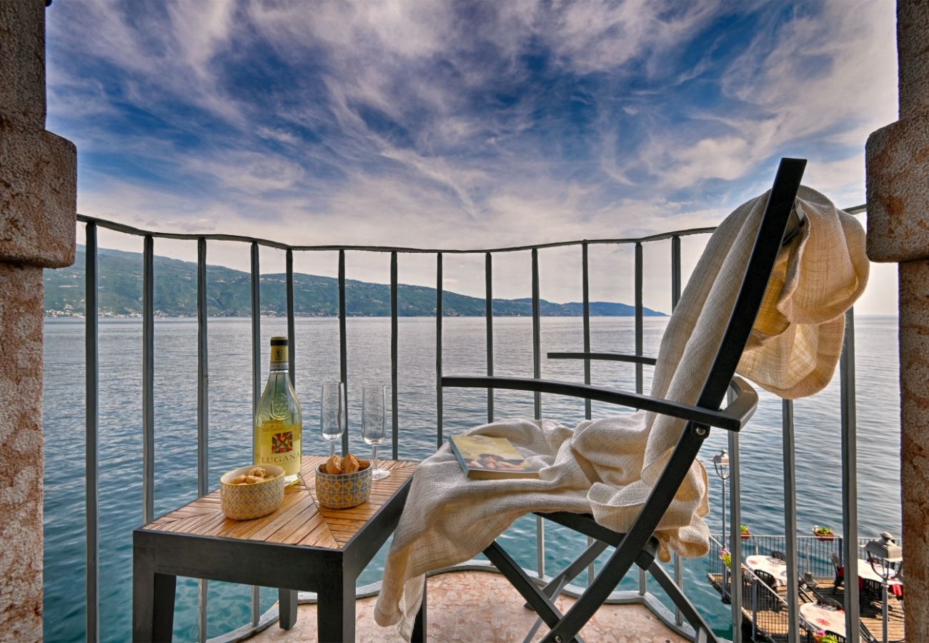 Ferienwohnung in Gargnano - Panorama al Porto by Theater Home - direkt am Hafen von Gargnano mit wunderschönem Seeblick